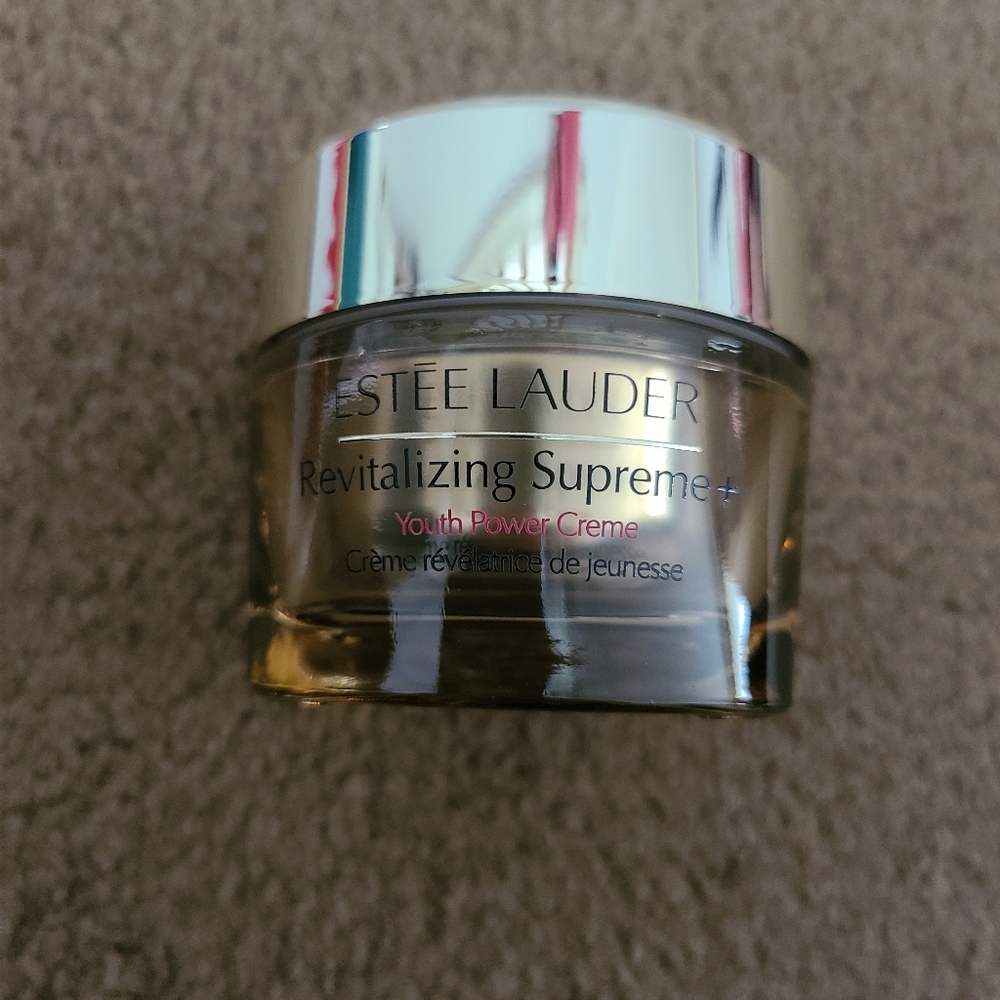 Revitalizing Supreme+ MoisturizerYouth Power Creme